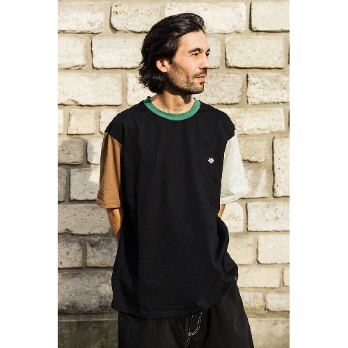 MAGENTA PANELS TEE black